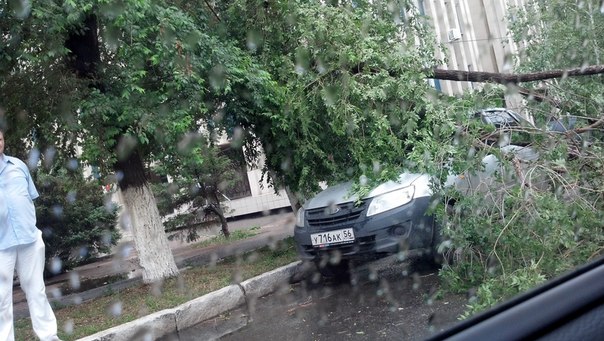 Ураган пронесся над Оренбуржьем: сорвав крыши, повалив деревья